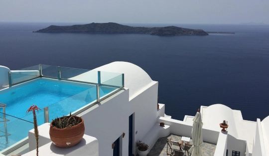 Προστασία εξωτερικών επιφανειών από τον ήλιο και τη θάλασσα.