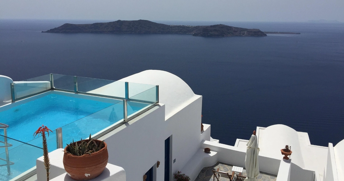 Προστασία εξωτερικών επιφανειών από τον ήλιο και τη θάλασσα.